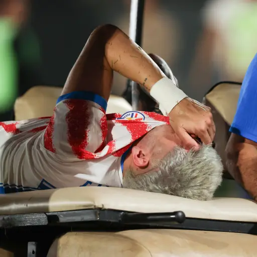 Julio Enciso tuvo que abandonar el terreno de juego en el amistoso de Paraguay 
