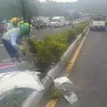 El accidente causa congestionamiento en el sector del kilómetro 14 de la ruta CA-2. ,Captura de pantalla.
