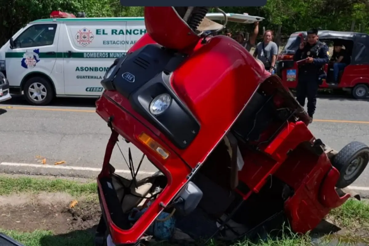 El transporte de pasajeros sufrió serios daños luego del accidente de tránsito., Bomberos Municipales Departamentales.