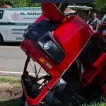 El transporte de pasajeros sufrió serios daños luego del accidente de tránsito. ,Bomberos Municipales Departamentales. 