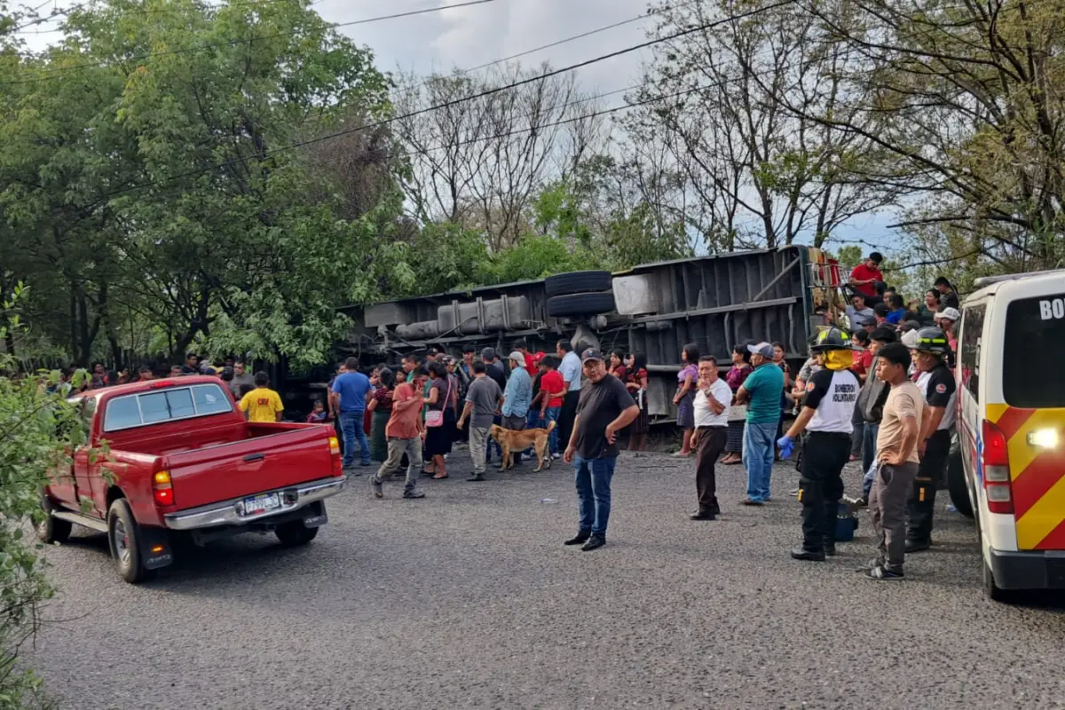 El autobús volcó sobre la cinta asfáltica por causas que se desconocen., Bomberos Voluntarios.