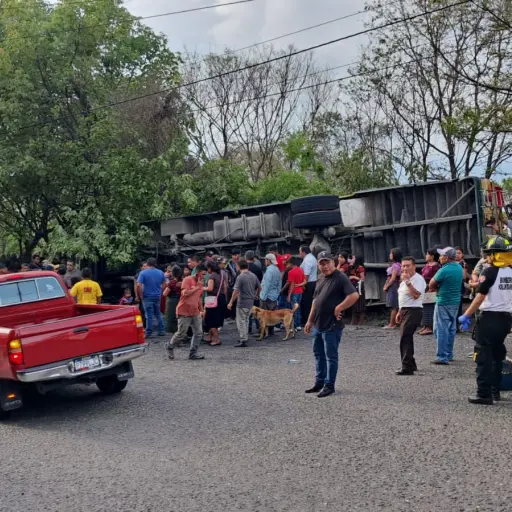 El autobús volcó sobre la cinta asfáltica por causas que se desconocen. ,Bomberos Voluntarios.
