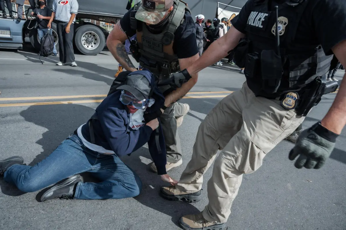 Fotografía de archivo, tomada el pasado 26 de mayo, en la que se captó la detención de un manifestantes por parte de agentes del Servicio de Inmigración y Aduanas (ICE) de Estados Unidos, frente al reclusorio Delaney Hall, en Newark (NJ, EE, UU