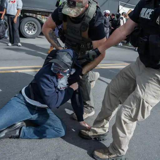 Fotografía de archivo, tomada el pasado 26 de mayo, en la que se captó la detención de un manifestantes por parte de agentes del Servicio de Inmigración y Aduanas (ICE) de Estados Unidos, frente al reclusorio Delaney Hall, en Newark (NJ, EE ,UU