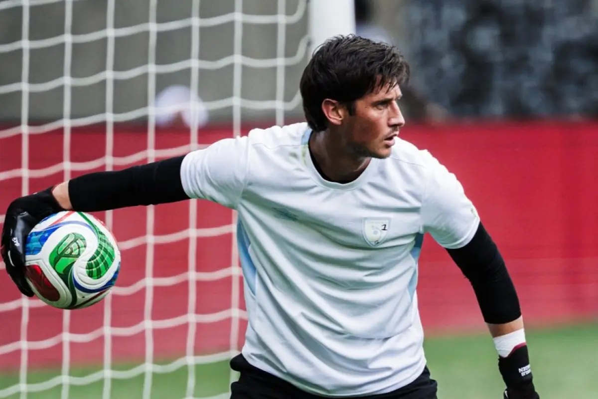 Nicholas Hagen fue obligado a cambiarse de camisola previo al duelo amistoso entre Guatemala y Ecuador