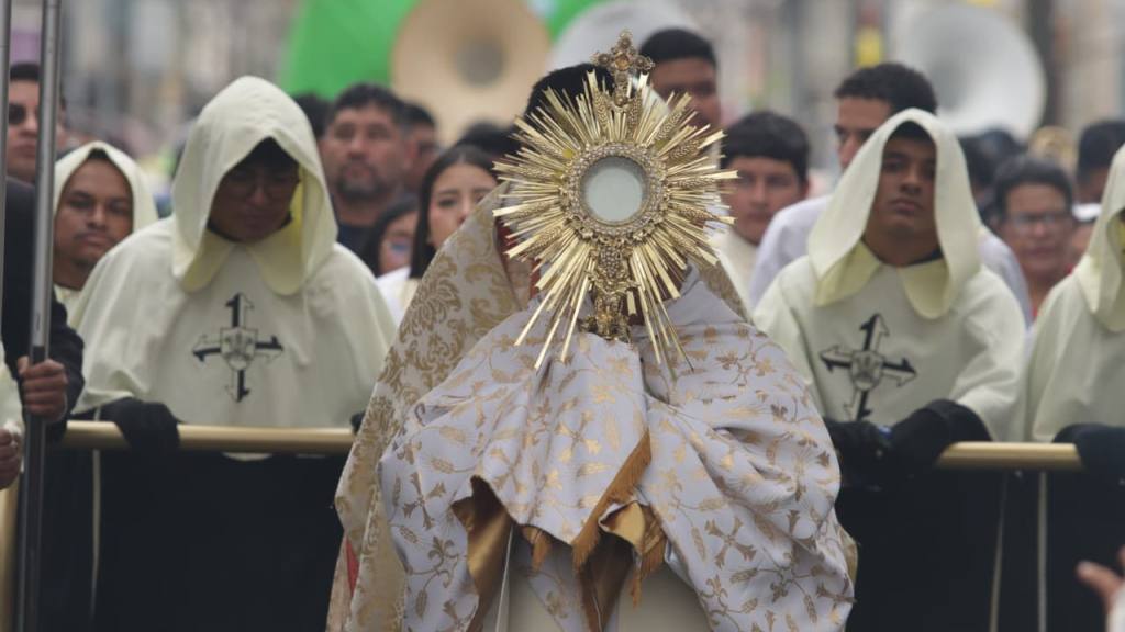 Devotos llevan el mensaje de Cristo en el Corpus Christi | Alex Meoño