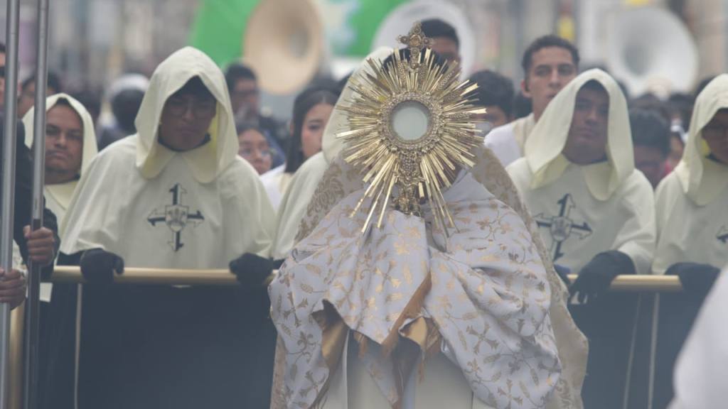 Devotos llevan el mensaje de Cristo en el Corpus Christi | Alex Meoño
