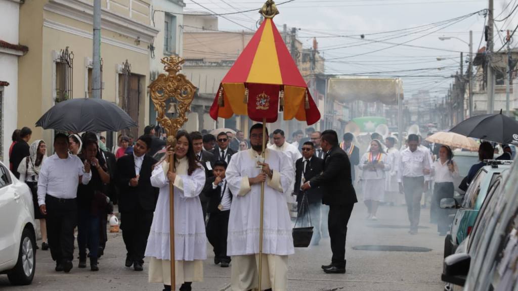 Devotos llevan el mensaje de Cristo en el Corpus Christi | Alex Meoño
