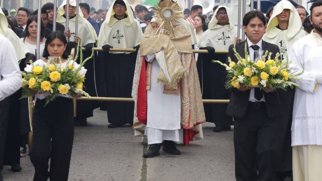 Devotos llevan el mensaje de Cristo en el Corpus Christi | Alex Meoño