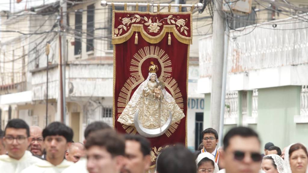 Devotos llevan el mensaje de Cristo en el Corpus Christi | Alex Meoño
