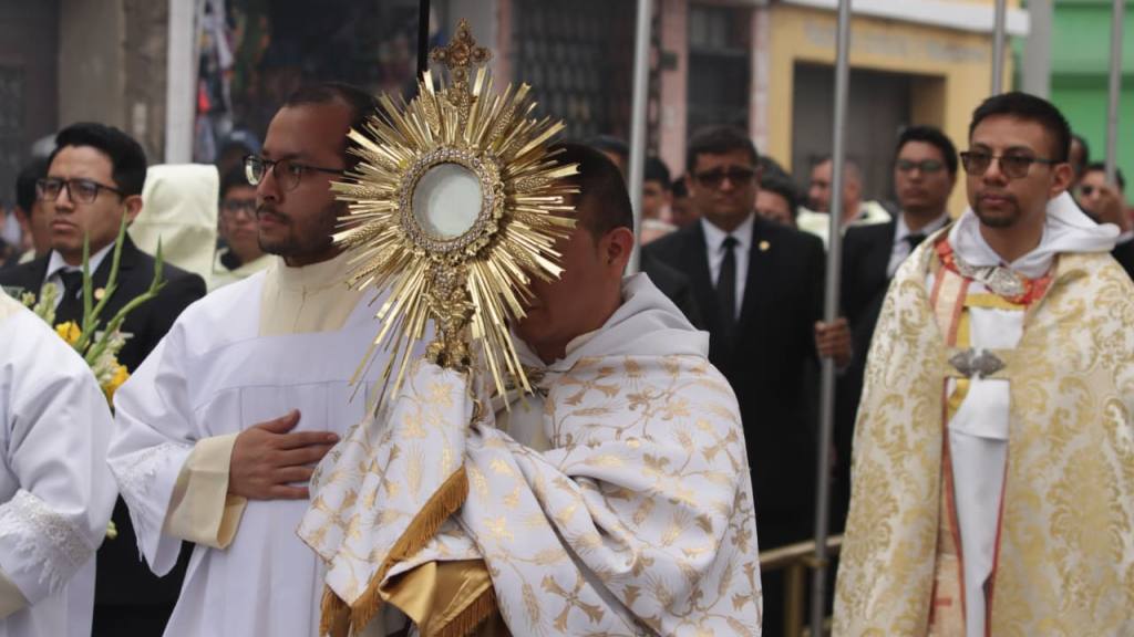 Devotos llevan el mensaje de Cristo en el Corpus Christi | Alex Meoño