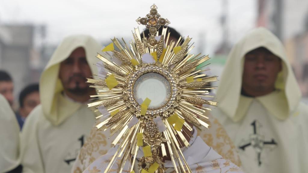 Devotos llevan el mensaje de Cristo en el Corpus Christi | Alex Meoño