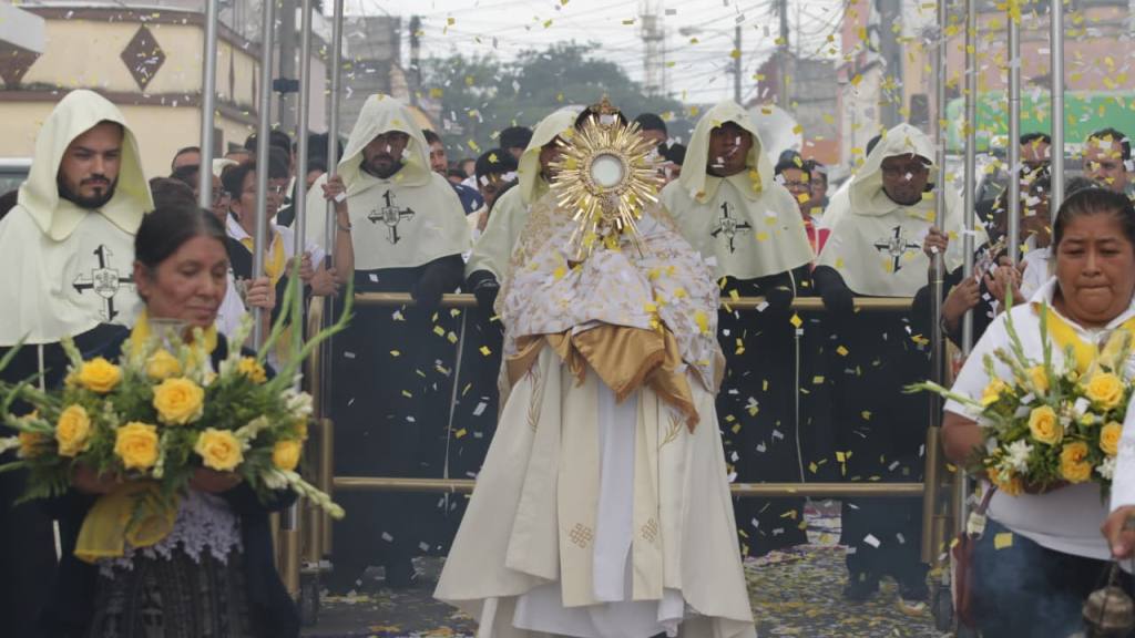 Devotos llevan el mensaje de Cristo en el Corpus Christi | Alex Meoño