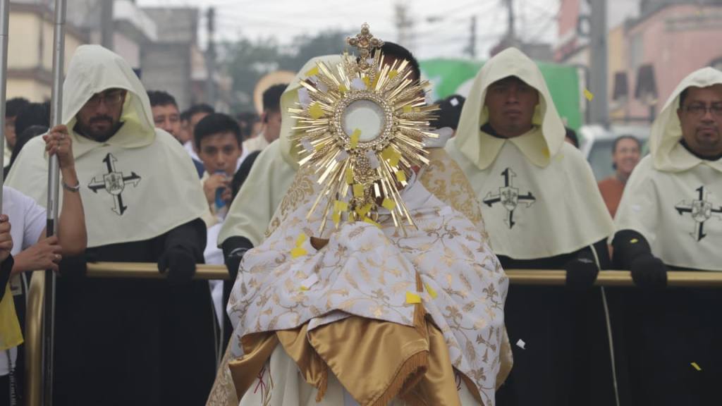 Devotos llevan el mensaje de Cristo en el Corpus Christi | Alex Meoño