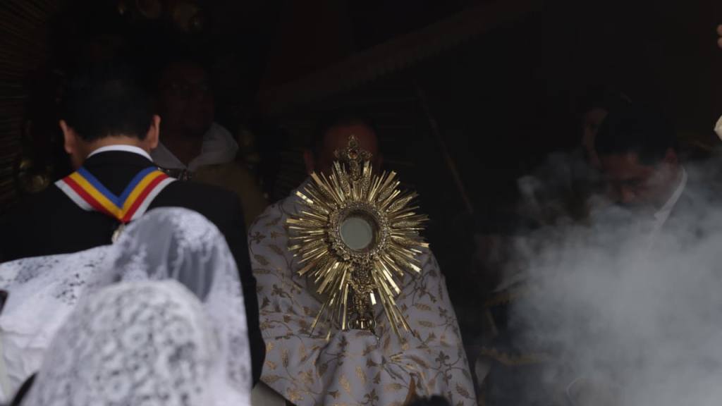 Devotos llevan el mensaje de Cristo en el Corpus Christi | Alex Meoño