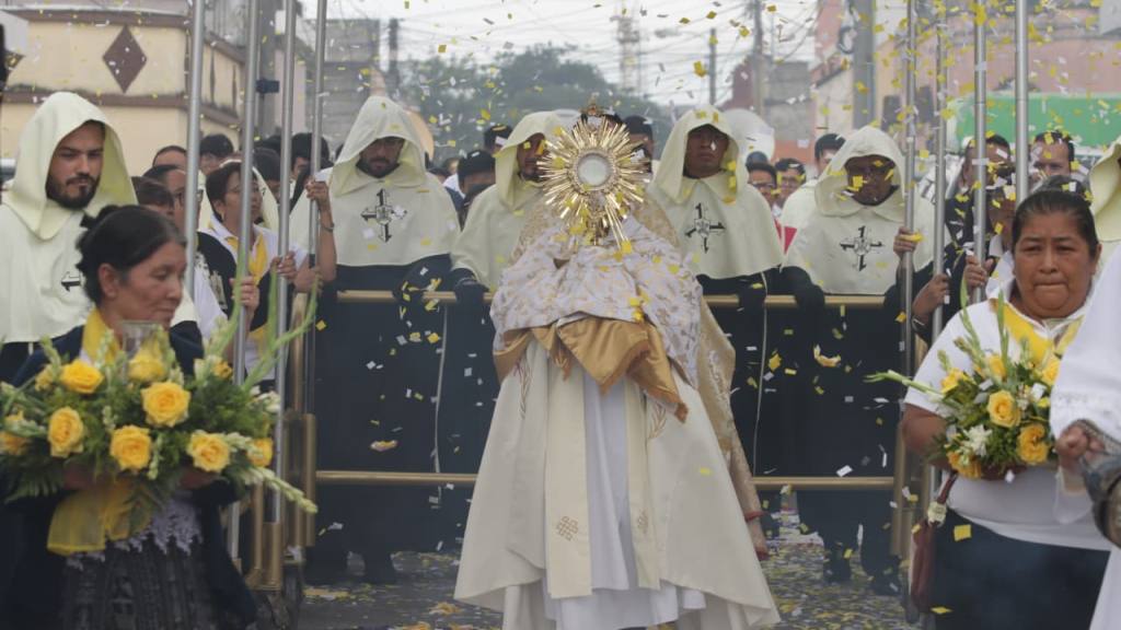 Devotos llevan el mensaje de Cristo en el Corpus Christi | Alex Meoño