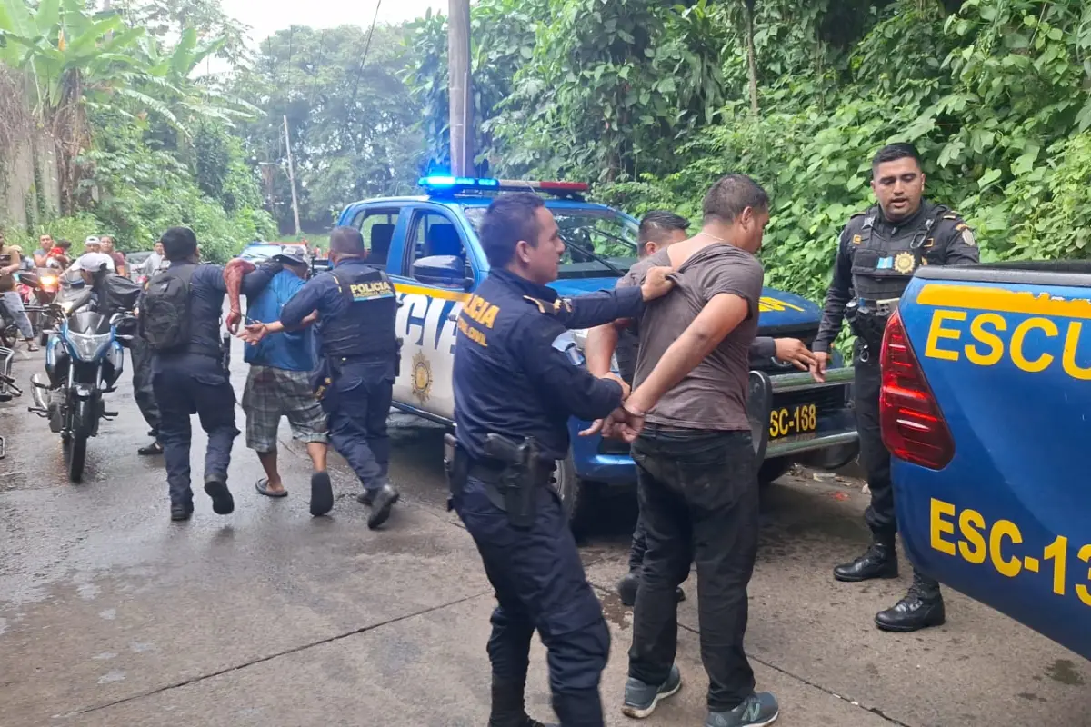 Los detenidos, de playera azul y playera negra, fueron reducidos al orden por la PNC., PNC de Guatemala.