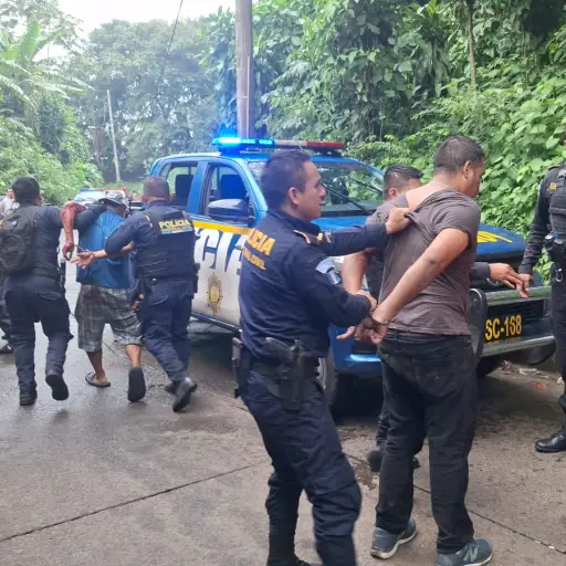 Los detenidos, de playera azul y playera negra, fueron reducidos al orden por la PNC. ,PNC de Guatemala.