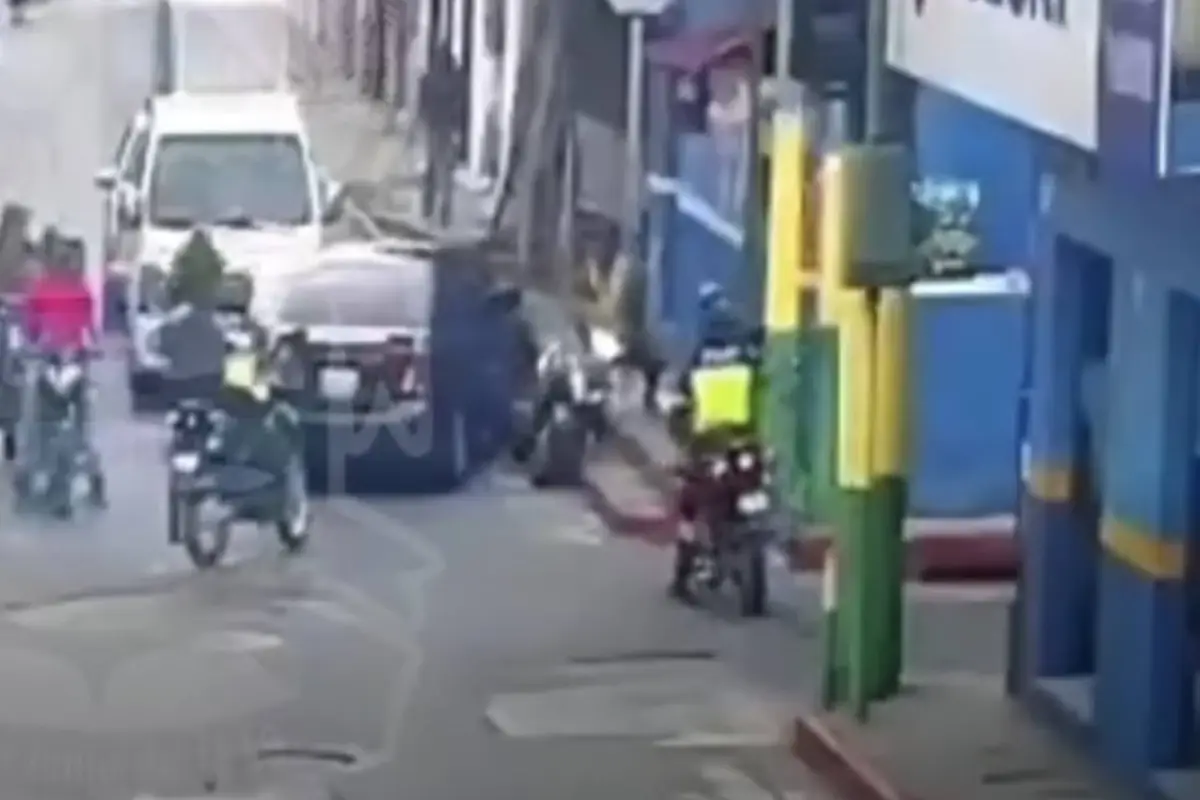 Video muestra temeraria huida de presuntos delincuentes por calles de Amatitlán., Captura de pantalla video de Facebook.