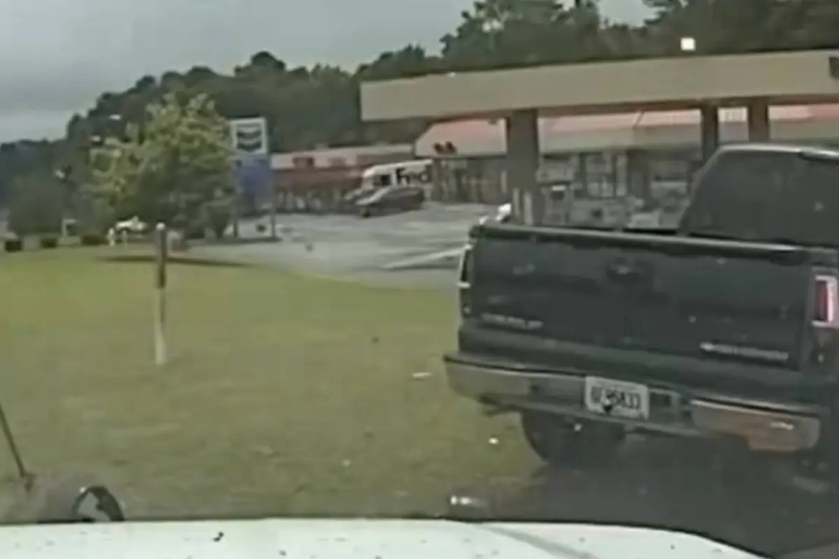 Video capta el momento en que un niño sale expulsado de un automóvil tras violento choque en Estados Unidos., Captura de pantalla video de X.