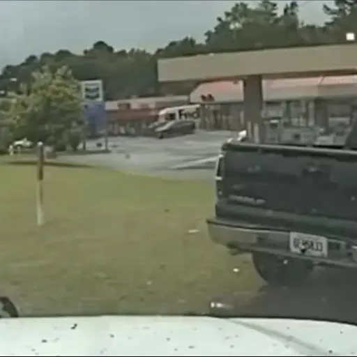 Video capta el momento en que un niño sale expulsado de un automóvil tras violento choque en Estados Unidos. ,Captura de pantalla video de X.