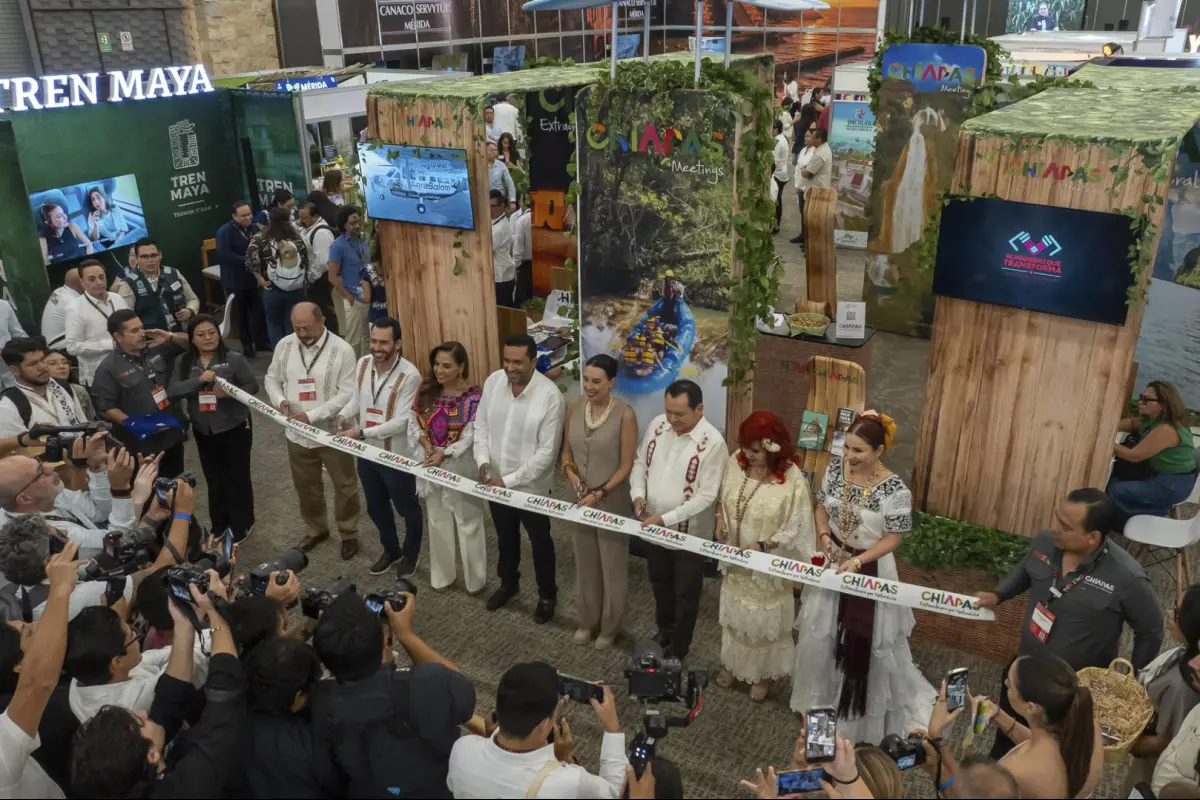 Fotografía cedida este miércoles por la Secretaría de Turismo de México de su titular Josefina Rodríguez (c), acompañada de otros funcionarios, durante la inauguración de la Feria Turística del Mundo Maya K’íiwik 2026 en Mérida (México),  EFE/Secretaría de Turismo de México