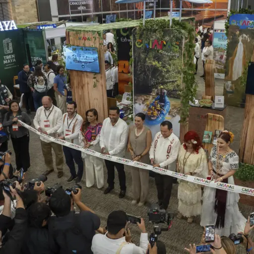 Fotografía cedida este miércoles por la Secretaría de Turismo de México de su titular Josefina Rodríguez (c), acompañada de otros funcionarios, durante la inauguración de la Feria Turística del Mundo Maya Kíiwik 2026 en Mérida (México) , EFE/Secretaría de Turismo de México