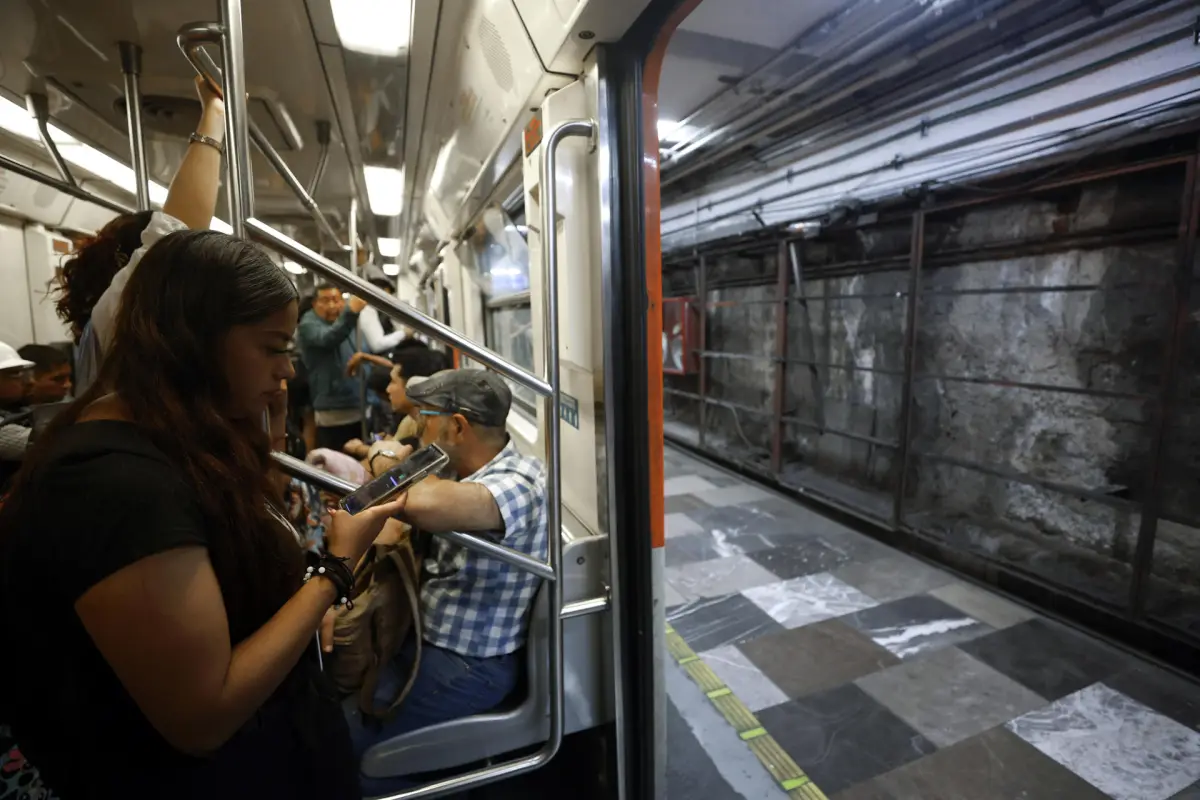 Personas se transportan en la Línea 2 del Sistema de Transporte Colectivo Metro durante su remodelación, en la Ciudad de México , Agencia EFE