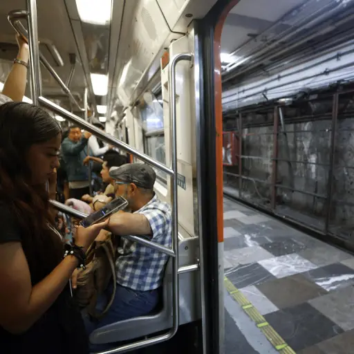 Personas se transportan en la Línea 2 del Sistema de Transporte Colectivo Metro durante su remodelación, en la Ciudad de México  ,Agencia EFE