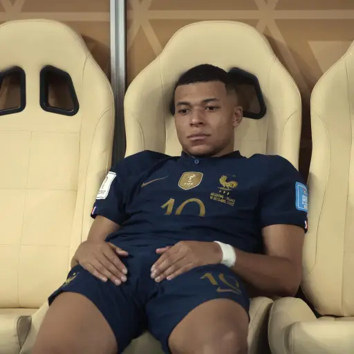 Kylian Mbappé reacciona tras perder la final del Mundial de Catar 2022 ante Argentina. ,Agencia EFE