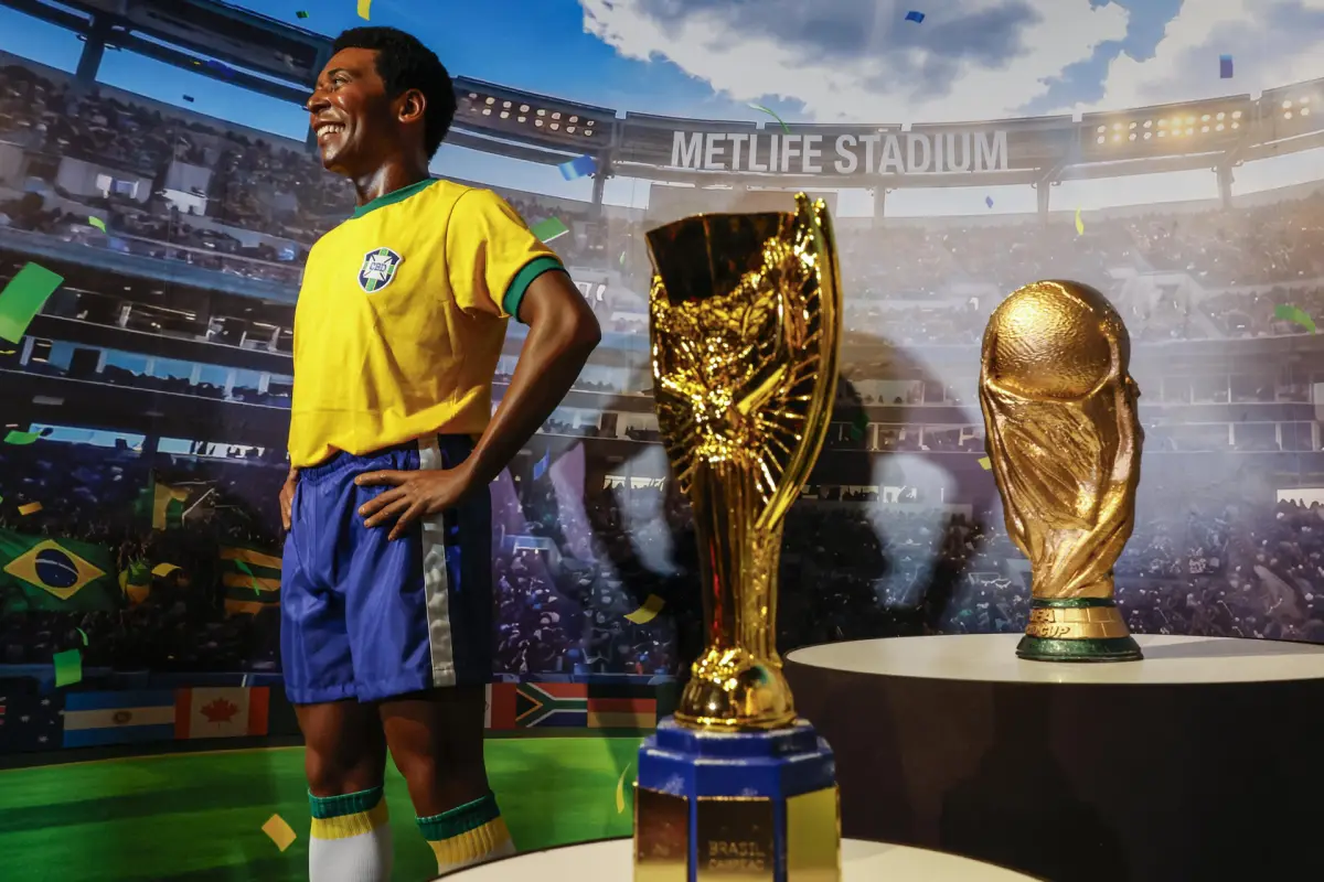 Fotografía que muestra una escultura del legendario futbolista brasileño Pelé exhibida en el Museo AquaRio en Río de Janeiro , EFE