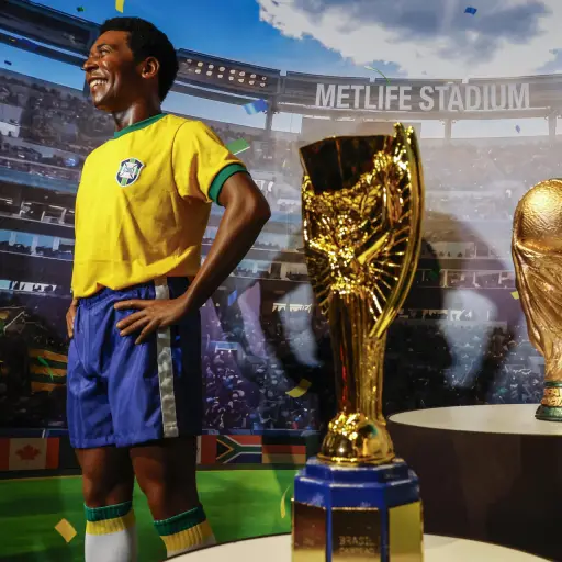 Fotografía que muestra una escultura del legendario futbolista brasileño Pelé exhibida en el Museo AquaRio en Río de Janeiro  ,EFE