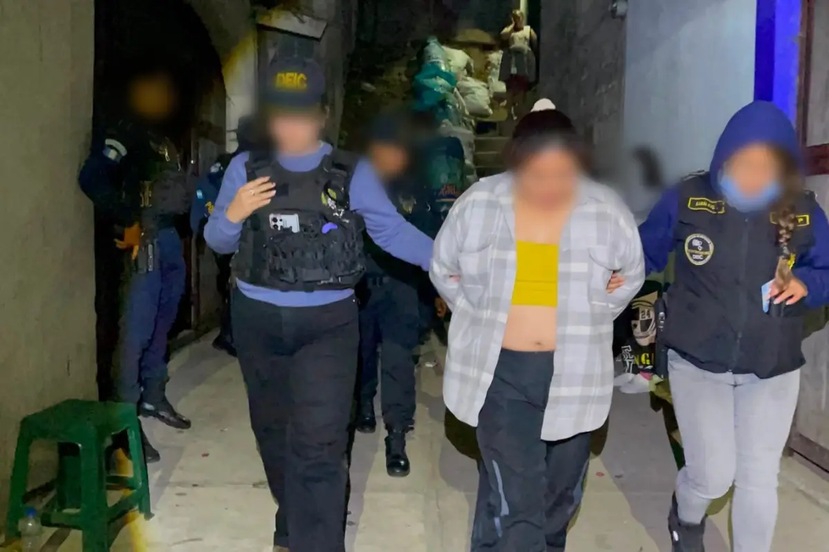 La mujer detenida en el operativo en Sacatepéquez es trasladada por agentes policiales., PNC