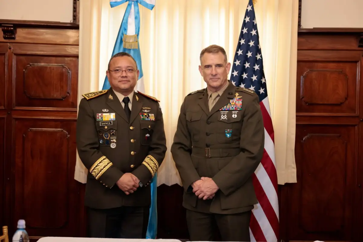 El jefe del Comando Sur de EE. UU., Francis Donovan, se reunió con el ministro de la Defensa de Guatemala, Henry Sáenz. , Ejército de Guatemala