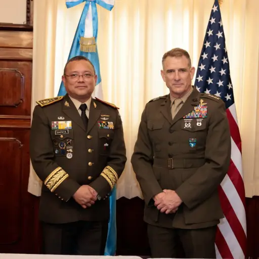 El jefe del Comando Sur de EE. UU., Francis Donovan, se reunió con el ministro de la Defensa de Guatemala, Henry Sáenz.  ,Ejército de Guatemala
