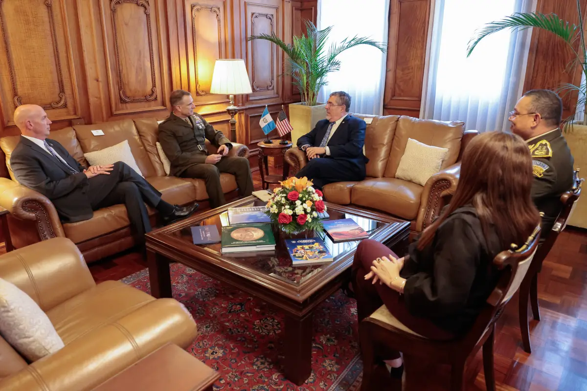 El presidente de Guatemala, Bernardo Arevalo de León (c), habla con el jefe del Comando Sur de Estados Unidos (SOUTHCOM), el general Francis L. Donovan (c-i), durante un encuentro en el Palacio Nacional de la Cultura, FOTO EFE