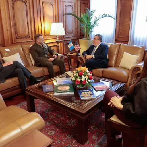 El presidente de Guatemala, Bernardo Arevalo de León (c), habla con el jefe del Comando Sur de Estados Unidos (SOUTHCOM), el general Francis L. Donovan (c-i), durante un encuentro en el Palacio Nacional de la Cultura ,FOTO EFE