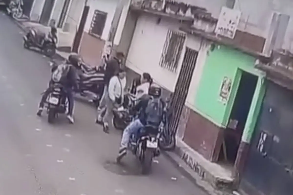 Video de motoladrones armados asaltando a madres frente a escuela en Villa Nueva., Captura de pantalla video de X.