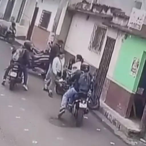 Video de motoladrones armados asaltando a madres frente a escuela en Villa Nueva. ,Captura de pantalla video de X.