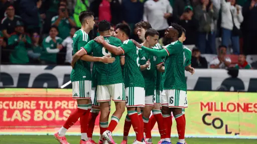 México golea a Serbia, pero su defensa preocupa de cara al debut mundialista