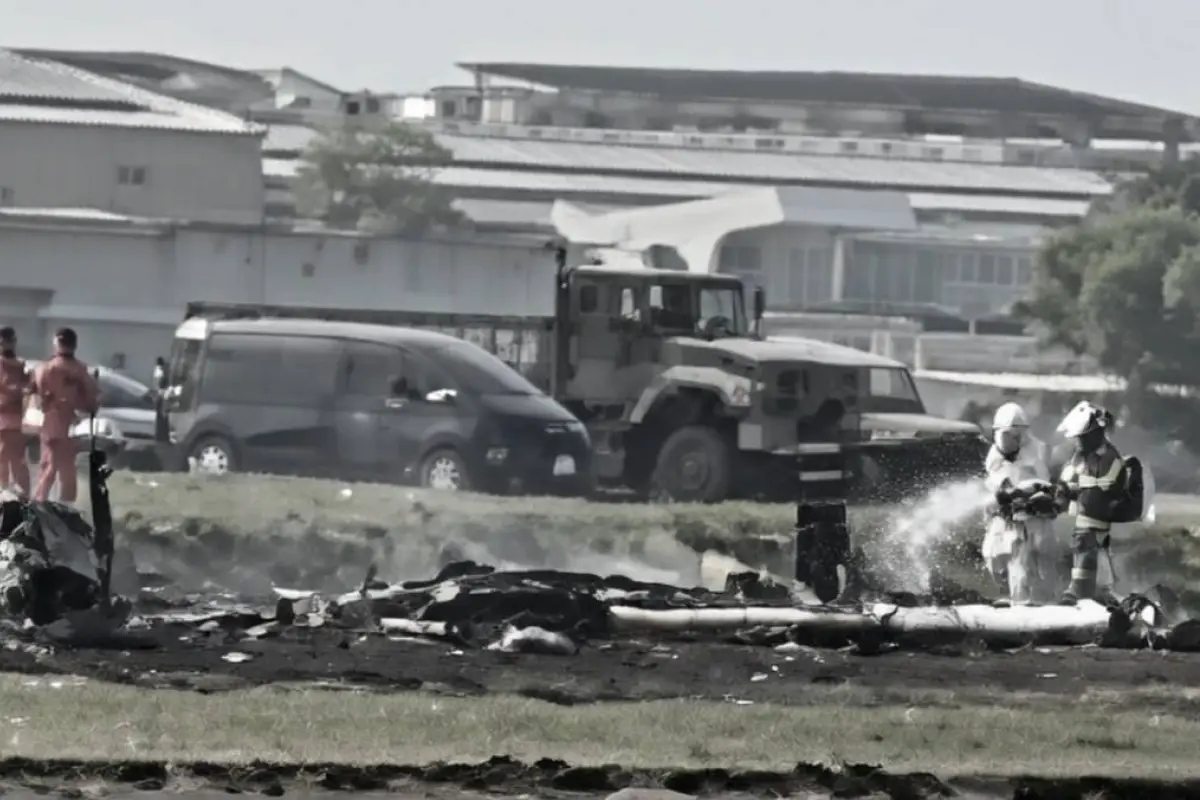 Impactantes imágenes muestran avión militar destruido tras mortal accidente., Redes sociales.