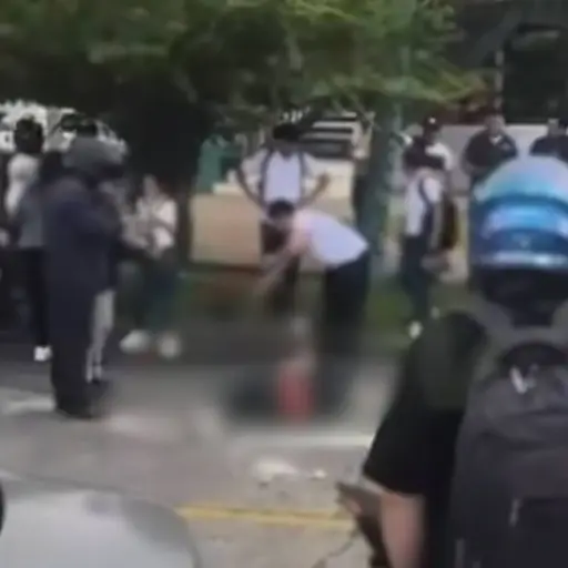 Pasajeros propinan golpiza a presunto asaltante tras robo en bus en zona 9. ,Captura de pantalla video de X.