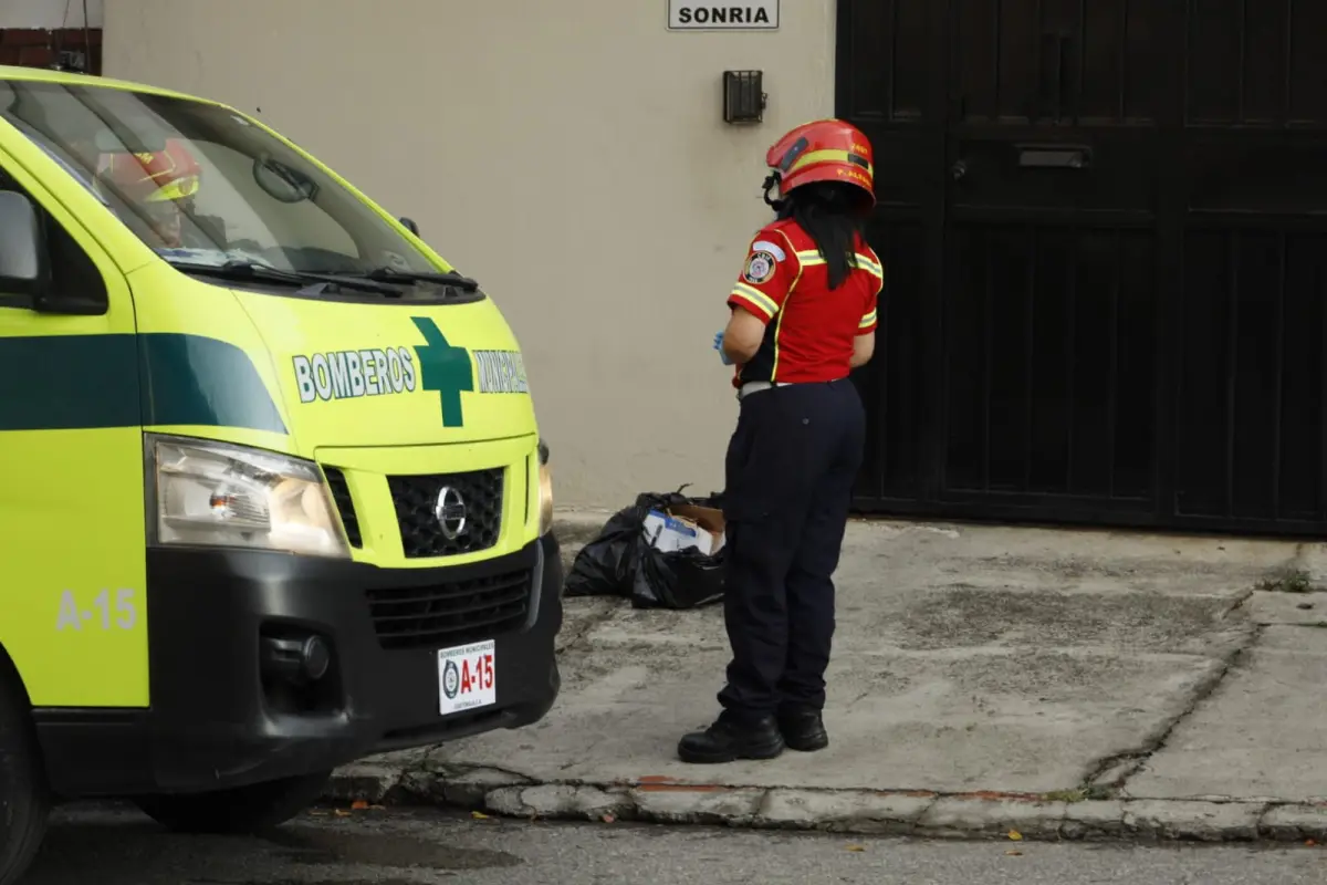 El cuerpo del bebé fue abandonado sobre una banqueta en la colonia Las Charcas, zona 11., Bomberos Municipales