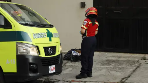 El cuerpo del bebé fue abandonado sobre una banqueta en la colonia Las Charcas, zona 11. ,Bomberos Municipales