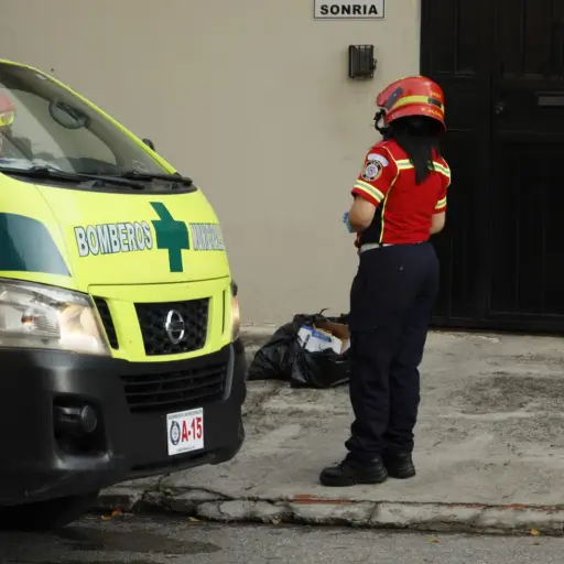 El cuerpo del bebé fue abandonado sobre una banqueta en la colonia Las Charcas, zona 11. ,Bomberos Municipales