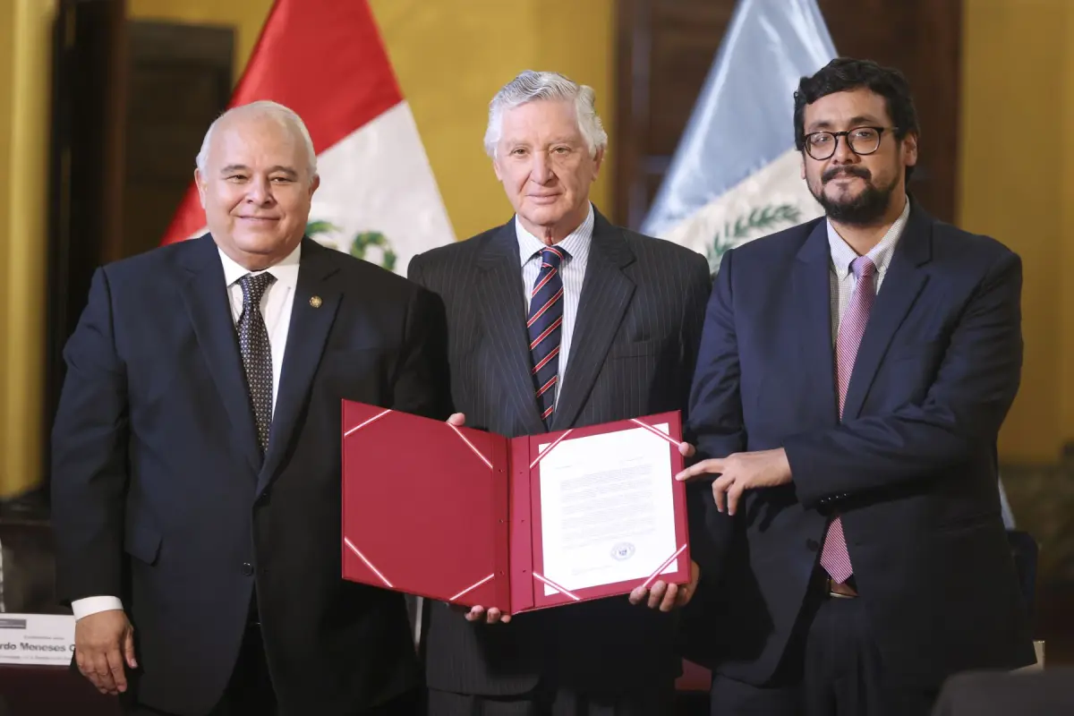 Diplomáticos de Perú y Guatemala en la ceremonia relacionada con el tratado de libre comercio., Medios locales