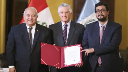 Diplomáticos de Perú y Guatemala en la ceremonia relacionada con el tratado de libre comercio. ,Medios locales