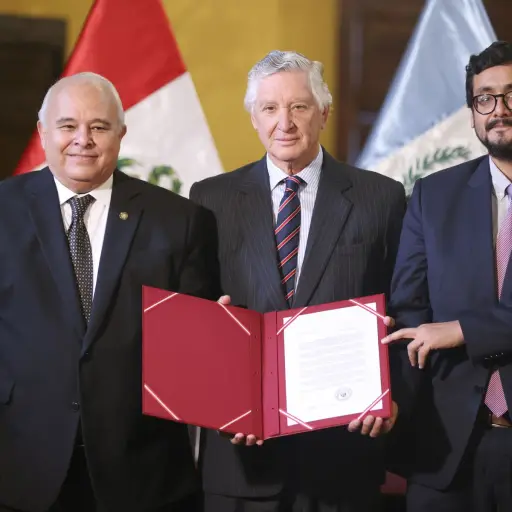 Diplomáticos de Perú y Guatemala en la ceremonia relacionada con el tratado de libre comercio. ,Medios locales