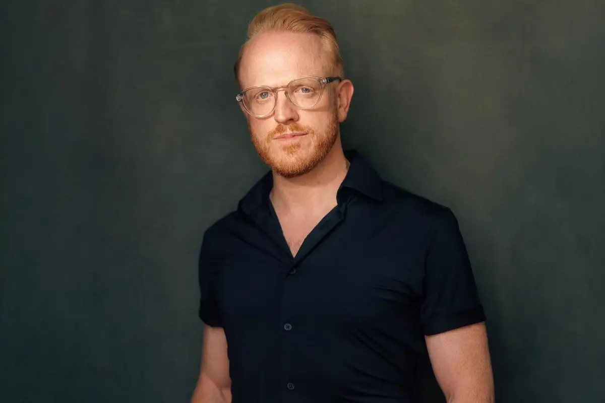 Owain Rhys Davies, Redes sociales