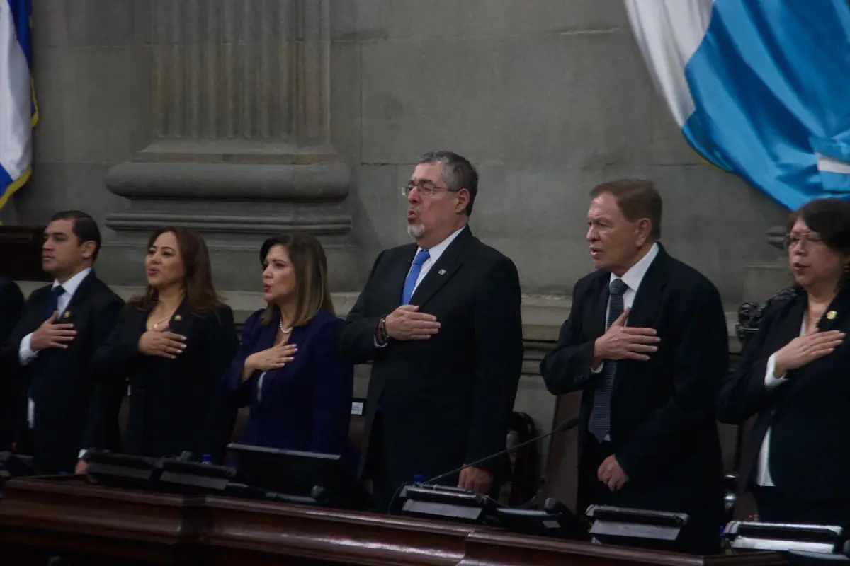 Los presidentes del Ejecutivo, Bernardo Arévalo; y del Legislativo, Luis Contreras, entre otras autoridades de ambos organismos en la sesión solemne del 2 de junio de 2026 para conmemorar el aniversario de la Constitución., Omar Solís/Emisoras Unidas